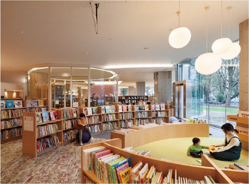 板橋区立中央図書館(E:徒歩7分/C:徒歩8分)