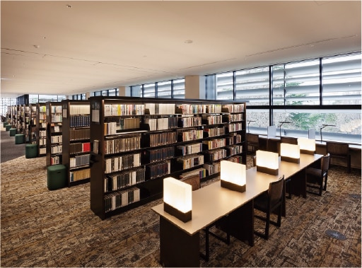 板橋区立中央図書館(E:徒歩7分/C:徒歩8分)