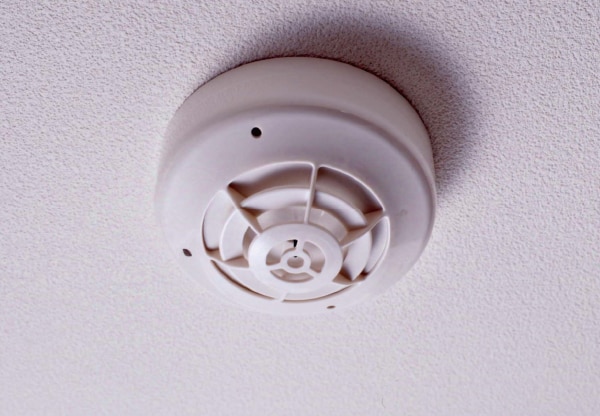 火災を警報と自動通報で知らせる火災感知器